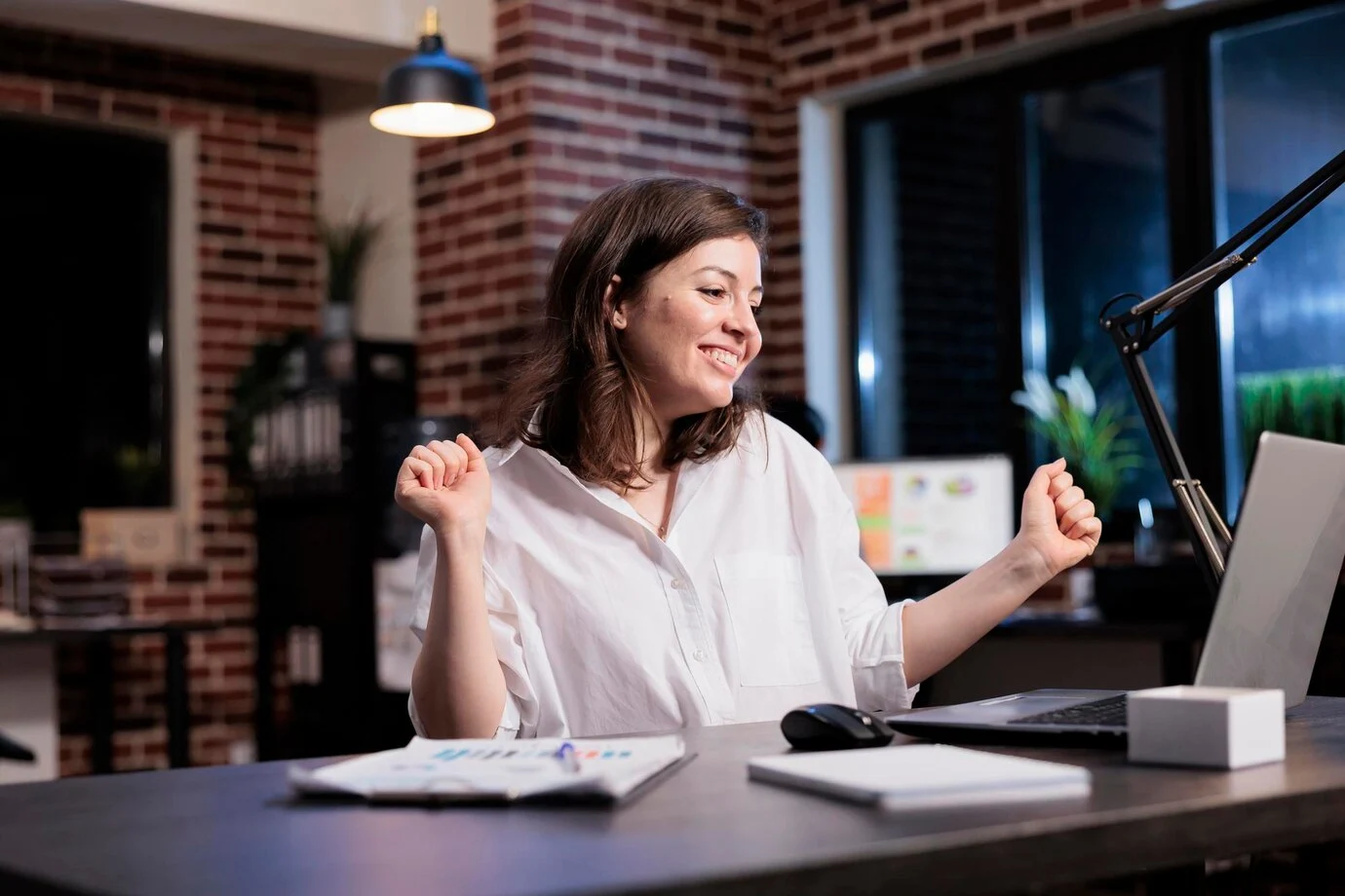 femme d'affaire heureuse de prendre les bonnes décisions